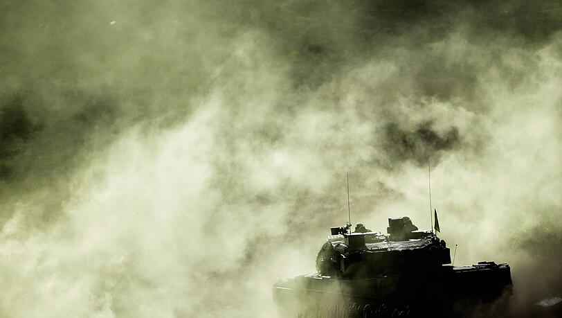 Ein Kampfpanzer Leopard 2 während einer Bundeswehrübung.
