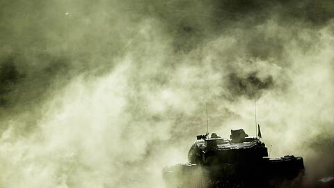Ein Kampfpanzer Leopard 2 während einer Bundeswehrübung.