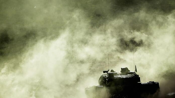 Ein Kampfpanzer Leopard 2 während einer Bundeswehrübung.