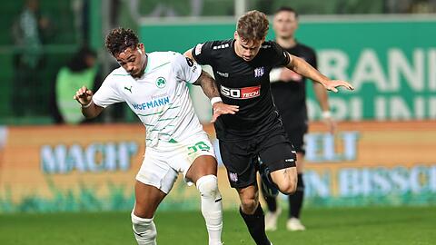 Fürths Armindo Sieb (l) und Osnabrücks Florian Kleinhansl in Aktion.