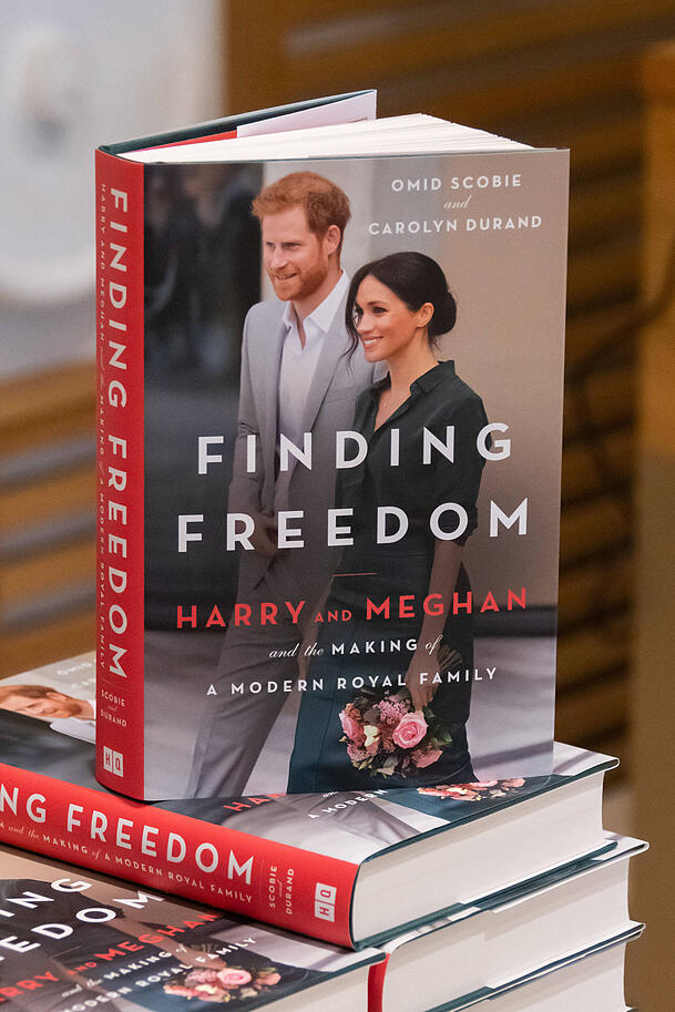 Omid Scobie – unter anderem Autor des Buchs "Finding Freedom" – veröffentlicht gemeinsam mit Universal in naher Zukunft das TV-Projekt: "Royal Spin".