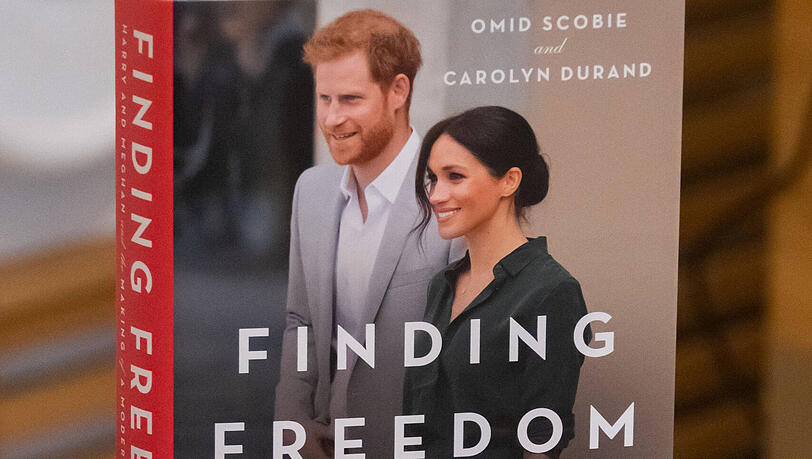 Omid Scobie – unter anderem Autor des Buchs "Finding Freedom" – veröffentlicht gemeinsam mit Universal in naher Zukunft das TV-Projekt: "Royal Spin". Omid Scobie – unter anderem Autor des Buchs "Finding Freedom" – veröffentlicht gemeinsam mit Universal in naher Zukunft das TV-Projekt: "Royal Spin".