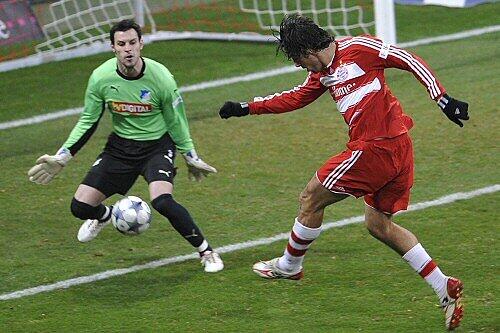 Beim ersten Versuch gegen Keeper Daniel Haas scheitert er hier noch: Luca Toni, der in der Nachspielzeit das Siegtor erzielt.
