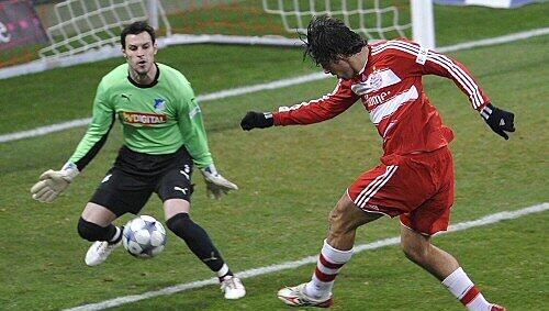 Beim ersten Versuch gegen Keeper Daniel Haas scheitert er hier noch: Luca Toni, der in der Nachspielzeit das Siegtor erzielt. Beim ersten Versuch gegen Keeper Daniel Haas scheitert er hier noch: Luca Toni, der in der Nachspielzeit das Siegtor erzielt.