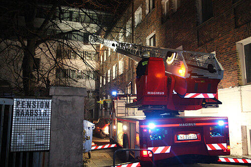 Beim Brand in der Nürnberger Raabstraße musste die Feuerwehr schweres Gerät auffahren: Per Drehleiter retteten die Einsatzkräfte die Hausbewohner aus der Flammenhölle.