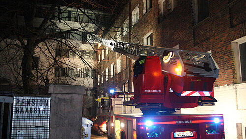Beim Brand in der Nürnberger Raabstraße musste die Feuerwehr schweres Gerät auffahren: Per Drehleiter retteten die Einsatzkräfte die Hausbewohner aus der Flammenhölle. Beim Brand in der Nürnberger Raabstraße musste die Feuerwehr schweres Gerät auffahren: Per Drehleiter retteten die Einsatzkräfte die Hausbewohner aus der Flammenhölle.