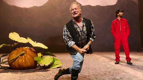 Stefan Merki, Maximilian Schafroth und der Kürbis auf der Bühne der Kammerspiele.