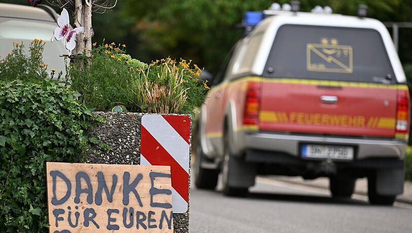 Ein Fahrzeug der Feuerwehr fährt an einem Schild mit der Aufschrift "Danke für Euren Einsatz" beim Waldbrand im Hürtgenwald vorbei. Ein Fahrzeug der Feuerwehr fährt an einem Schild mit der Aufschrift "Danke für Euren Einsatz" beim Waldbrand im Hürtgenwald vorbei.