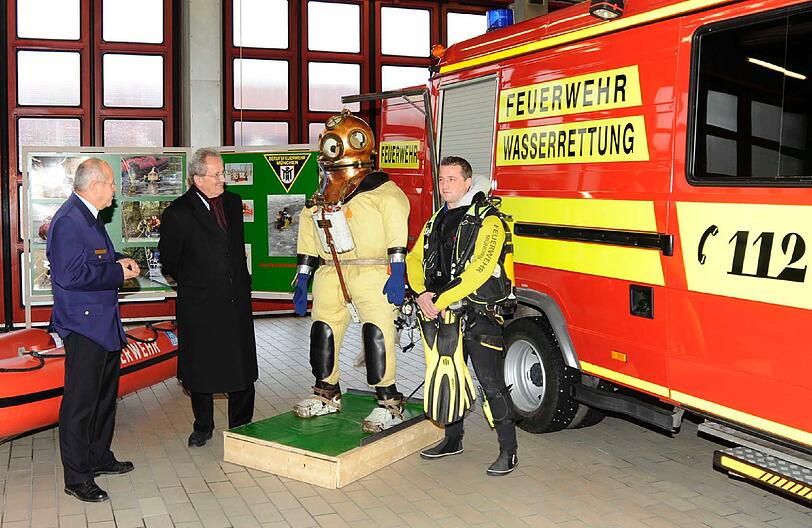Oberbürgermeister Christian Ude setzt eine beliebte Tradition fort und besucht am Heiligen Abend eine Feuerwache. In Begleitung von Kreisverwaltungsreferent Dr. Wilfried Blume-Beyerle und dem Chef der Münchner Feuerwehr, Oberbranddirektor Wolfgang Schäuble ist er auf der Feuerwache 6 in Pasing zu Gast. Wachleiter Klaus Brennessel gibt den Gästen einen kurzen Einblick in das spezielle Aufgabengebiet dieser Wache, der Wasserrettung.