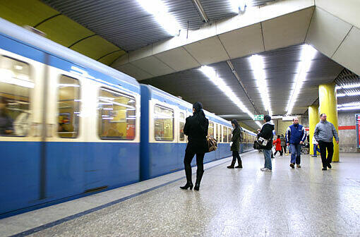 Mitten in der U-Bahn wurde eine junge Frau zum Opfer eines Exhibitionisten