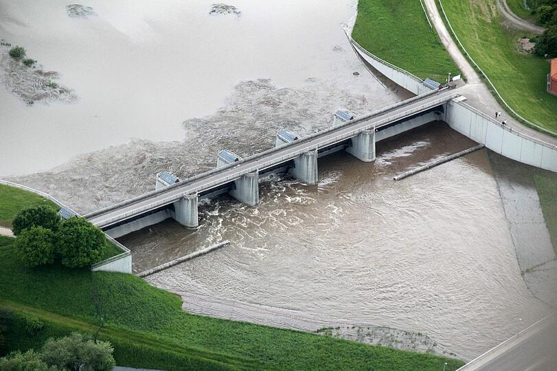 Das Stauwerk des vollgelaufenen Hochwasserrückhaltebeckens.