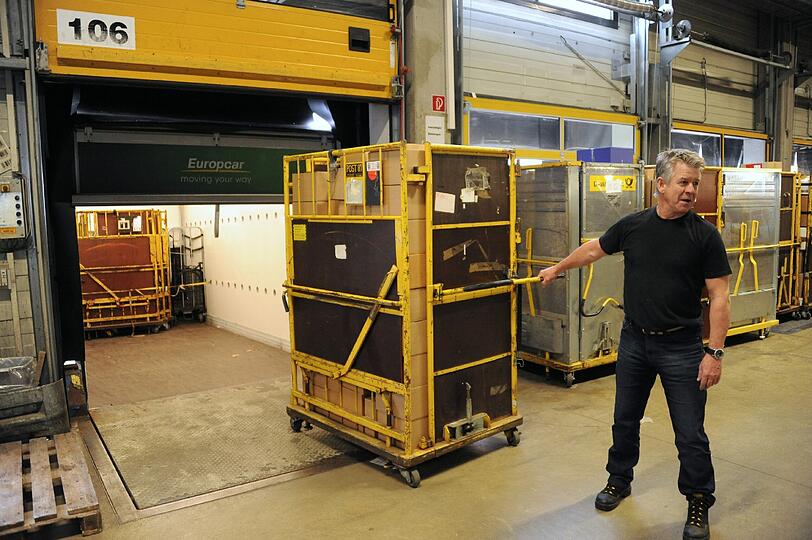 Hat ein vollbeladener Lkw den zugewiesenen Stellplatz angefahren, öffnet sich dort ein Schiebetor. Die rollbaren Paket-Körbe werden mit Hilfe des Fahrers ausgeladen. Die Pakete kommen von Annahmestellen in der Region und von den Paketzentren deutschlandweit hier an.