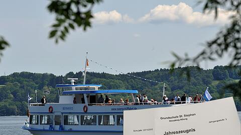 Einserschüler dürfen in den Sommerferien kostenlos mit den Linienschiffen auf den bayerischen Seen fahren.