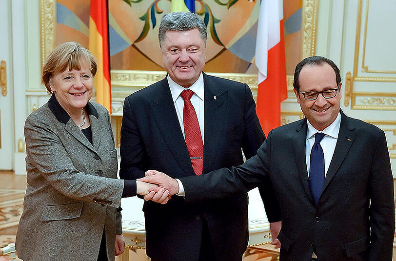 Angela Merkel, Francois Hollande (l.) und Petro Poroschenko wollen neue Bewegung in die Bemühungen um eine friedliche Lösung des Ukraine-Konflikts bringen. (Archivbild)