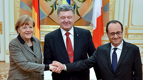 Angela Merkel, Francois Hollande (l.) und Petro Poroschenko wollen neue Bewegung in die Bemühungen um eine friedliche Lösung des Ukraine-Konflikts bringen. (Archivbild)