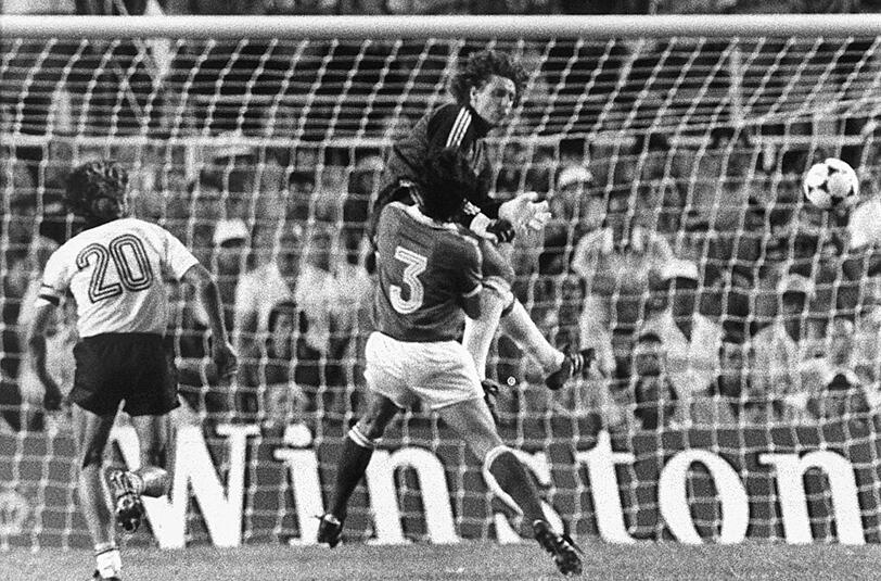 Im Elfmeterschießen setzte sich die DFB-Elf mit 5:4 durch, obwohl Ulli Stielike verschossen hatte. Die rüde Attacke des deutschen Torwarts Toni Schumacher nach knapp einer Stunden Spielzeit gegen Patrick Battiston erregt noch heute die französischen Gemüter. Mit voller Wucht sprang der "kölsche Tünn" dem Franzosen mit der Hüfte gegen den Kopf. Battiston erlitt einen angebrochenen Halswirbel, eine Gehirnerschütterung und büßte zwei Zähne ein. "Wenn es nur das ist, zahle ich ihm die Jacketkronen", meinte Schumacher hinterher zynisch, als er von ausgeschlagenen Zähnen erfuhr. Für Frankreich ist die Niederlage von Sevilla immer noch ein riesengroßes Trauma.