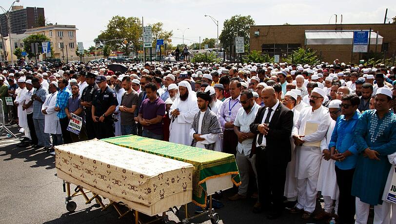 Mitten auf einer belebten Straße wurden am Wochenende in New York ein Imam und sein Begleiter erschossen. Foto: Justin Lane Mitten auf einer belebten Straße wurden am Wochenende in New York ein Imam und sein Begleiter erschossen. Foto: Justin Lane