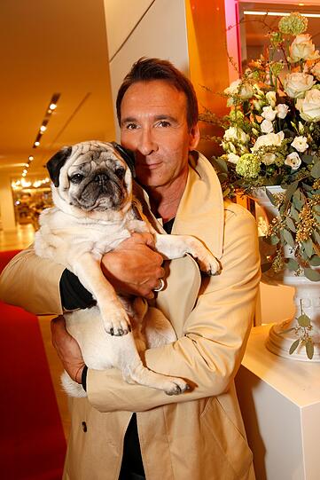 Jochen Bendel mit Mops Gizmo