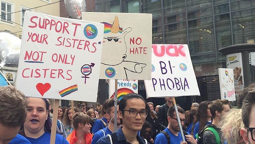 Teilnehmer der traditionellen Parade anlässlich des Christopher Street Day