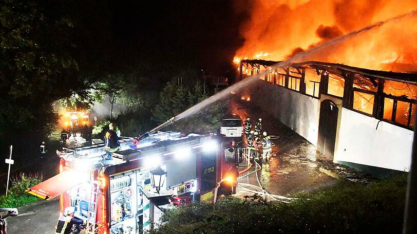 Flammeninferno in Icking - die Bilder vom Feuerwehreinsatz in der Nacht.