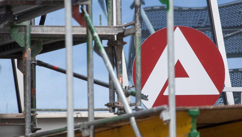 Das Logo der Agentur für Arbeit befindet sich an einer Niederlassung in der Innenstadt hinter einem Baugerüst. Foto: Daniel Karmann/Archiv Das Logo der Agentur für Arbeit befindet sich an einer Niederlassung in der Innenstadt hinter einem Baugerüst. Foto: Daniel Karmann/Archiv