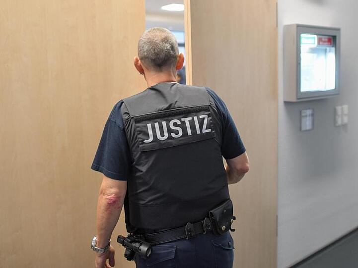 Ein Justizmitarbeiter schließt die Tür zum Verhandlungssaal. Foto: Patrick Pleul/zb/dpa/Archivbild