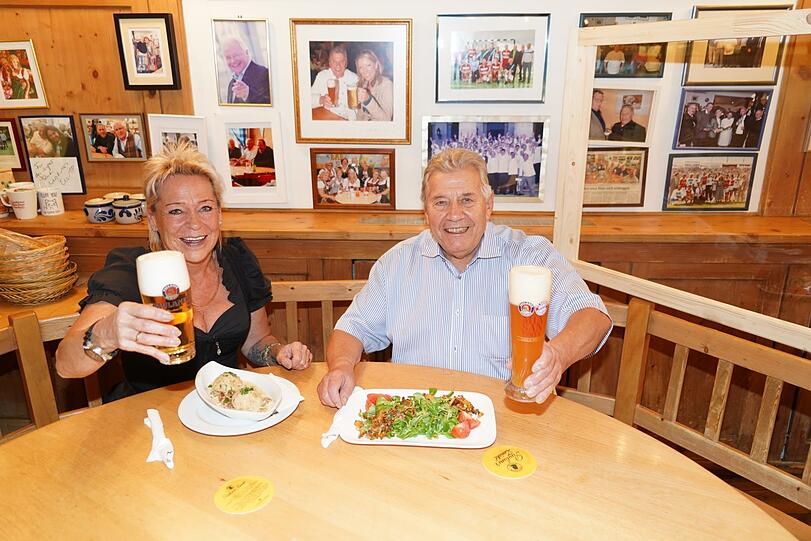 Bedienung Sabine Kaiser und Rudi Färber vom Sedlmayr machen es sich mit einer Halben und Schwammerl gemütlich.