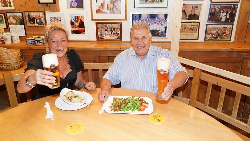 Bedienung Sabine Kaiser und Rudi Färber vom Sedlmayr machen es sich mit einer Halben und Schwammerl gemütlich. Bedienung Sabine Kaiser und Rudi Färber vom Sedlmayr machen es sich mit einer Halben und Schwammerl gemütlich.