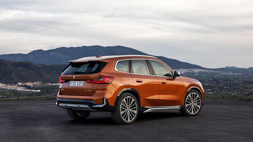 Die Heckpartie des neuen X1, hier der xDrive23i in Utah Orange metallic, fällt erkennbar markanter aus als beim Vorgänger.