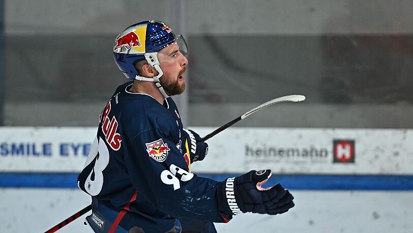 Maximilian Kastner steht auf dem Spielfeld.