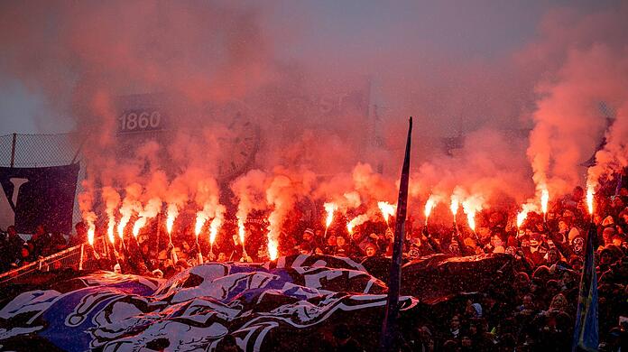 Die Fans des TSV 1860 brannten in der vergangenen Spielzeit viel Pyrotechnik ab – zum Leidwesen des Vereins.