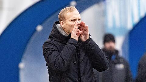 Schalkes Trainer Karel Geraerts coacht sein Team an der Seitenlinie.