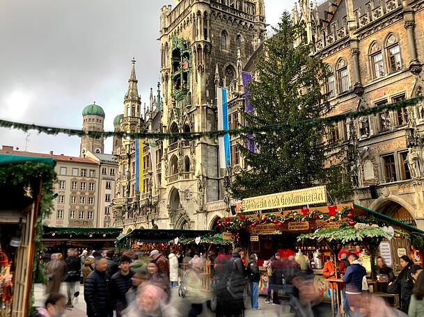 Am Dienstag stoppt der Regen für kurze Zeit auf dem Marienplatz.