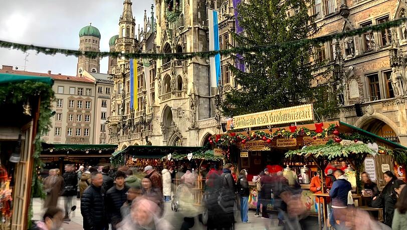 Am Dienstag stoppt der Regen für kurze Zeit auf dem Marienplatz.