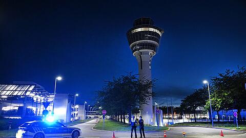 Wegen Feueralarms wurde der Flughafen-Tower evakuiert.
