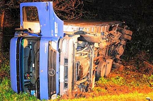 Nach dem Ausweichmanöver kippte der Lkw um.