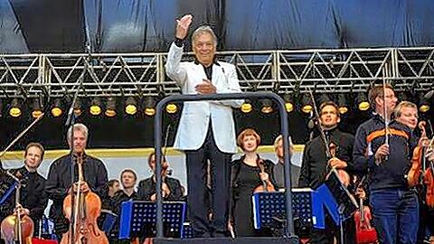 In München gibt&rsquo;s nur das Staatsorchester gratis unter freiem Himmel. Um die Philharmoniker kostenlos zu erleben, muss man nach Buenos Aires reisen, wo das Orchester der Stadt vor 30 000 Menschen auf der Avenida 9 de Julio ein Konzert unter Zubin Mehta (im weißen Smoking) gespielt hat.