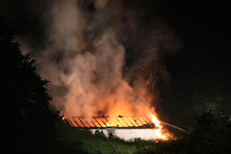 Feuerwerklager in Altötting abegbrannt: Die Bilder vom Feuerwehreinsatz.