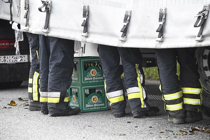 Hunderte Flaschen alkoholfreies Weißbier gingen bei dem Unfall zu Bruch. Die Bilder.