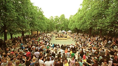 Am Vater-Rhein-Brunnen gibt es diesen Sommer wieder den Kulturstrand der Urbanauten.