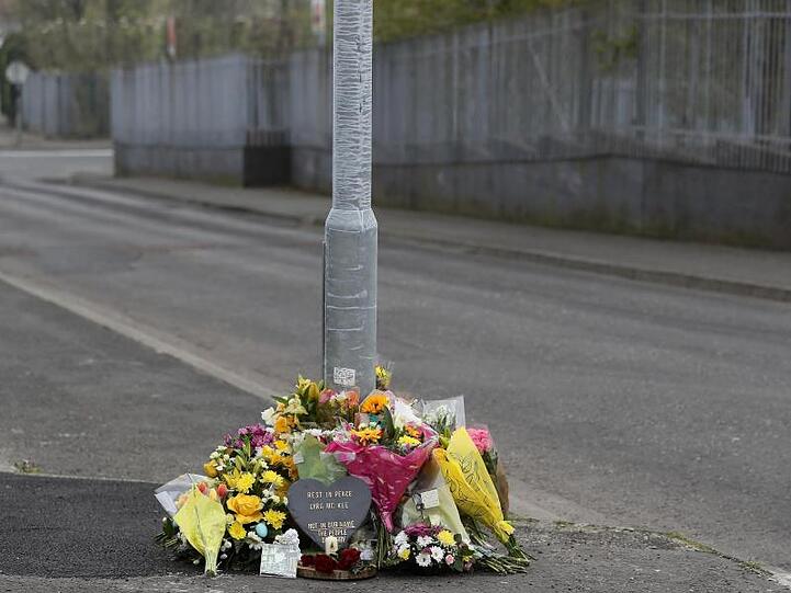 Blumen am Fanad Drive in Londonderry, wo Lyra McKee am 18. April erschossen wurde.