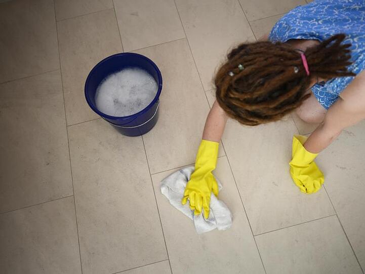 Frauen leisten den Großteil der Hausarbeit.