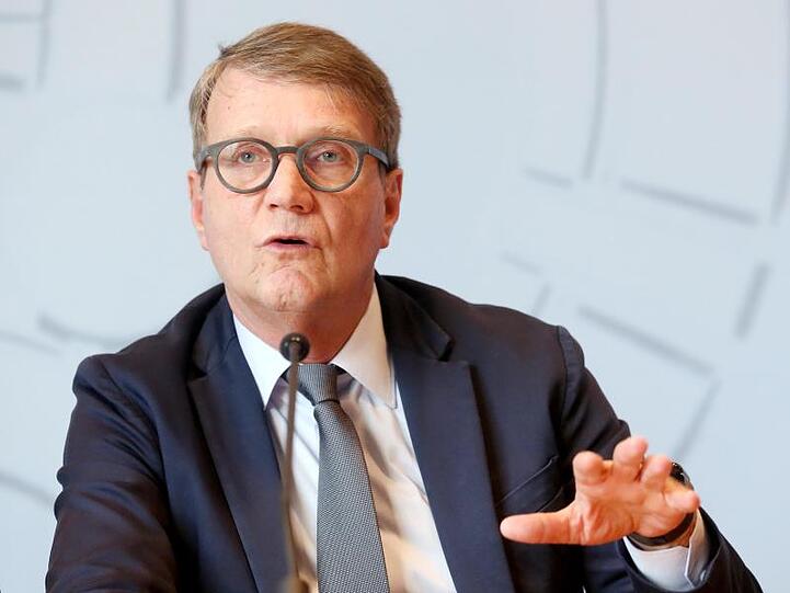 Roland Pofalla spricht bei einer Pressekonferenz. Foto: Roland Weihrauch/dpa