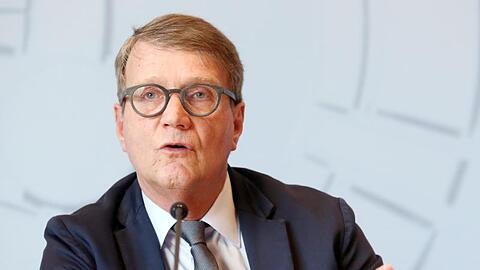 Roland Pofalla spricht bei einer Pressekonferenz. Foto: Roland Weihrauch/dpa