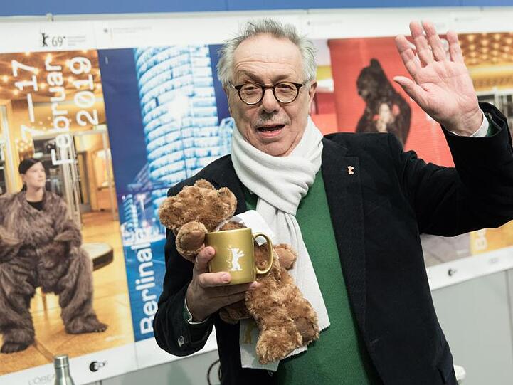 Dieter Kosslick hat zur Programmvorstellung auch einige Souvenirs mitgebracht.