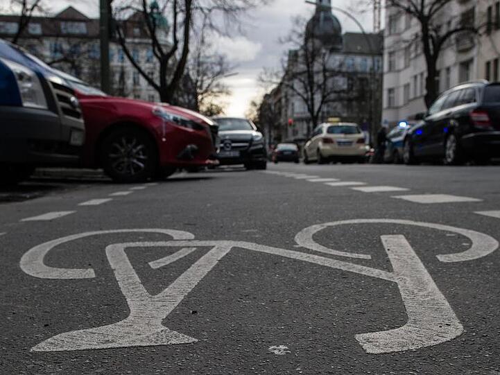 Zugeparkter Radweg - eines der vielen Ärgernisse, mit denen Radfahrer in großen Städten rechnen müssen.