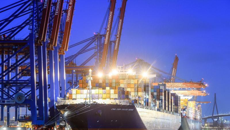 Das Containerschiff "CMA CGM Jules Verne" liegt in der Abenddämmerung am Containerterminal Burchardkai in Hamburg. Das Containerschiff "CMA CGM Jules Verne" liegt in der Abenddämmerung am Containerterminal Burchardkai in Hamburg.