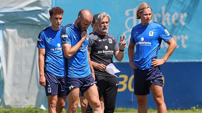 Memmingen-Test als Chance für (noch) zu harmlose Löwen von Trainer Maurizio Jacobacci (Mitte).