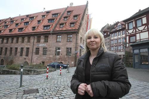 Mitarbeiterin Manuela Zeis vor dem Nürnberger Leihhaus am Unschlittplatz.
