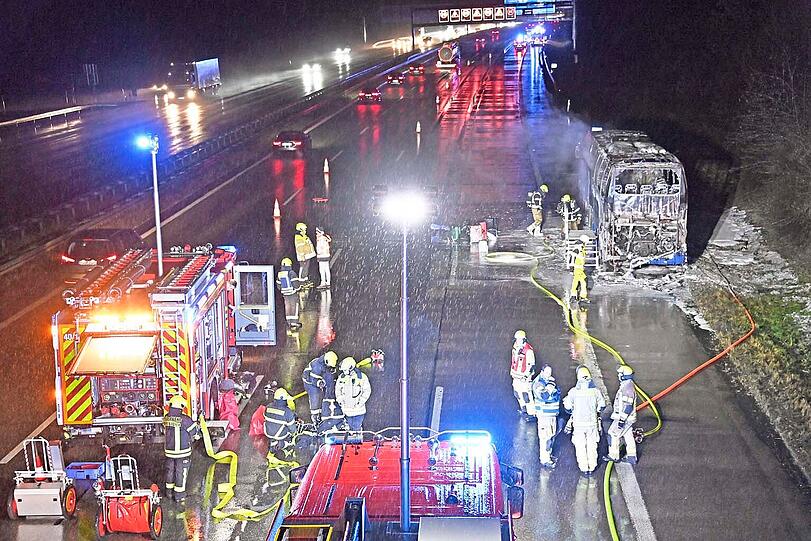 Auf der A99 bei München fängt ein niederländischer Bus auf der Fahrt nach Österreich zu brennen an. Die schnelle Reaktion des Busfahrers verhindert möglicherweise Schlimmeres.